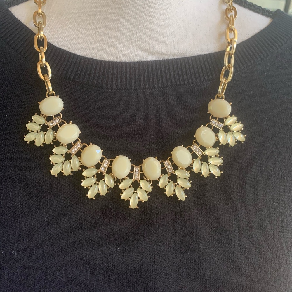 NWT Pretty Statement Necklace oval stones,  adjustable chain.